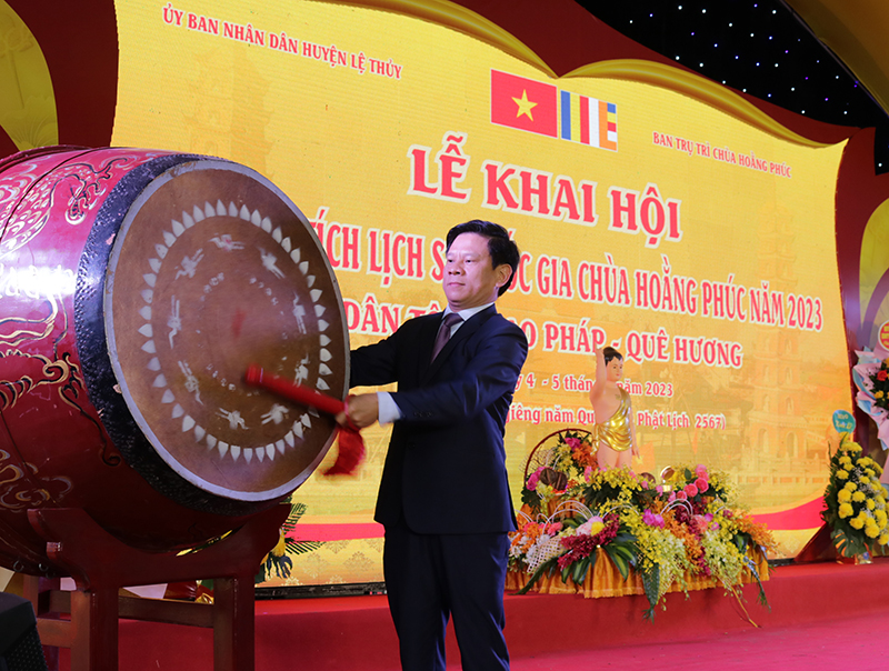 Đồng chí Lê Vĩnh Thế, Tỉnh ủy viên, Bí thư Huyện ủy, Chủ tịch HĐND huyện đánh trống khai hội chùa Hoằng Phúc năm 2023.