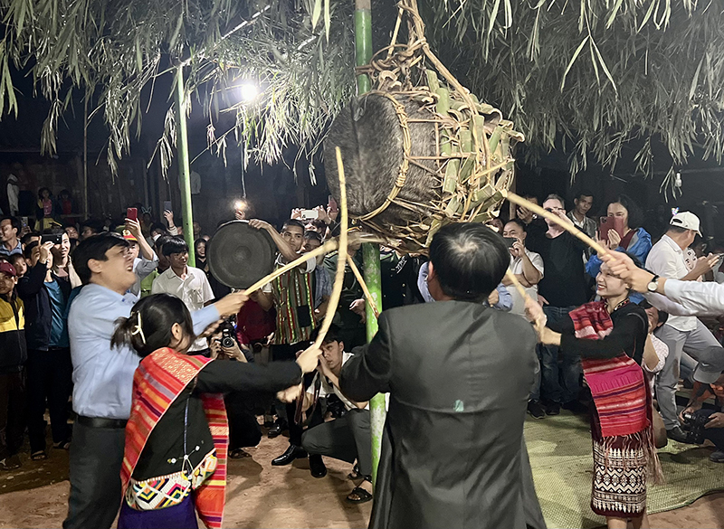 Các đại biểu và bà con dân bản tham gia đánh trống tại lễ hội.