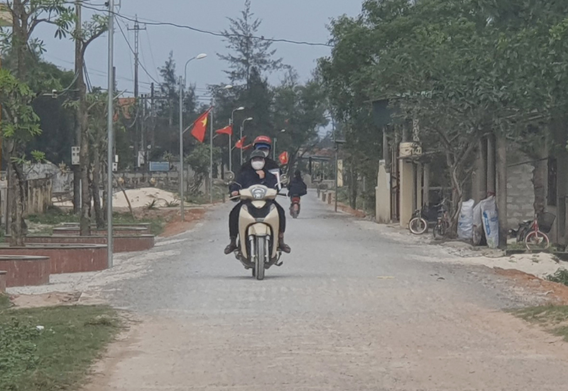 Đường giao thông ở xã Ngư Thủy Bắc đã được nhựa hoá.