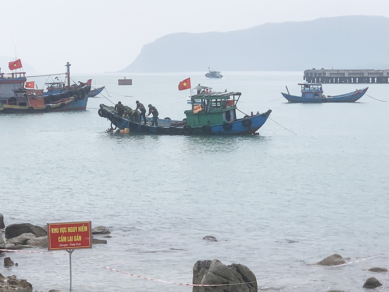 Đồn Biên phòng Roòn thiết lập cảnh báo nguy hiểm và bảo vệ hiện trường vùng biển có quả bom.
