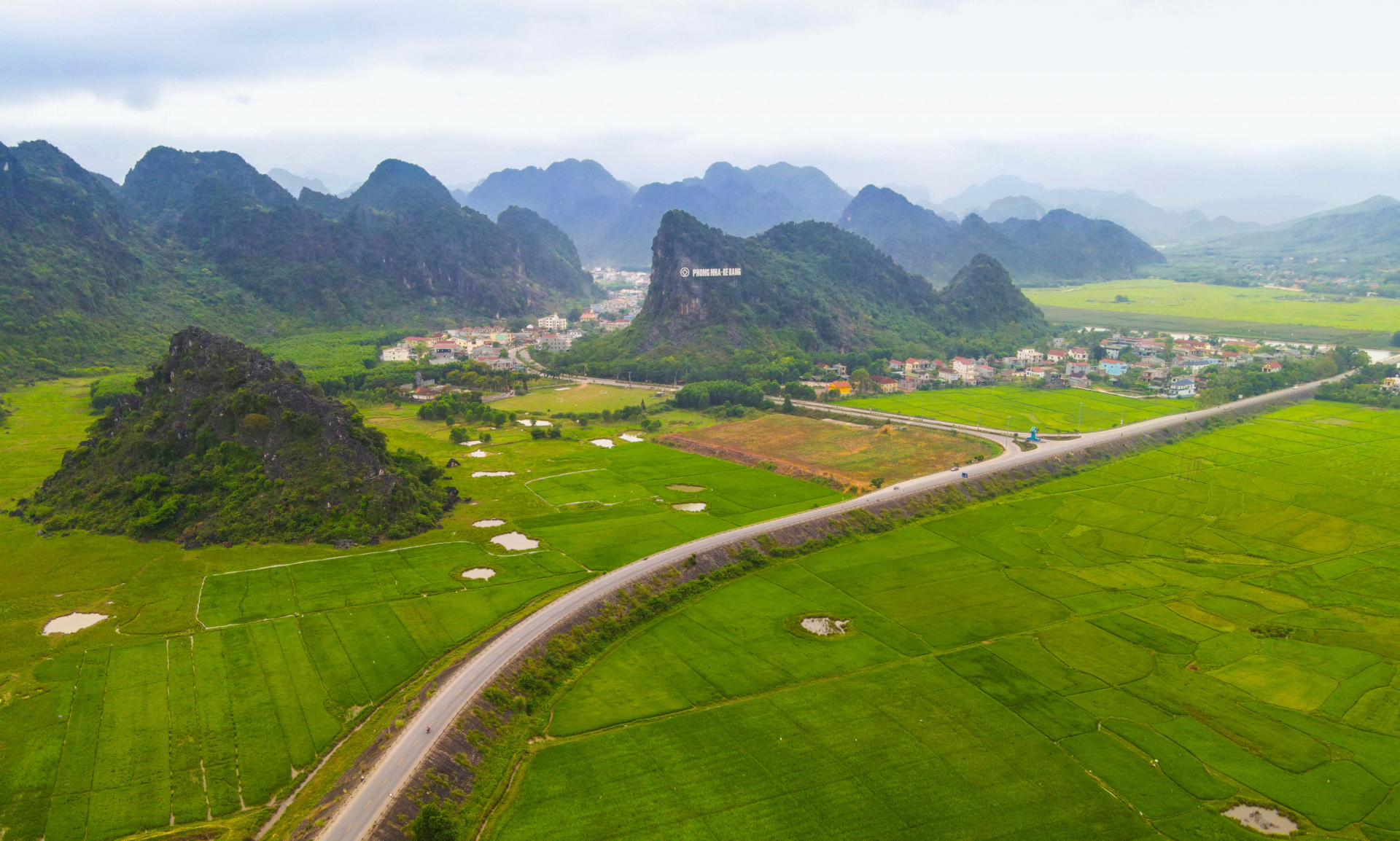 Đường Hồ Chí Minh nhánh Đông, đoạn đi qua huyện Bố Trạch, tỉnh Quảng Bình. Ảnh: Cường Bùi)