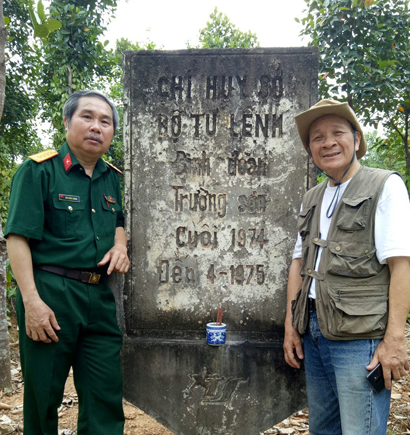 Nhà thơ Mai Nam Thắng (mặc quân phục) và đạo diễn Nguyễn Văn Vinh, tại một điểm quay phim “Vị Tướng và con đường”.