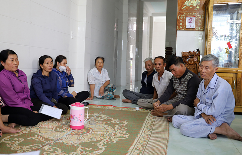 Những người dân thôn Hà Dương, xã Bảo Ninh có đất vườn trước đây chuyển đổi sang đất rừng phòng hộ bày tỏ bức xúc.