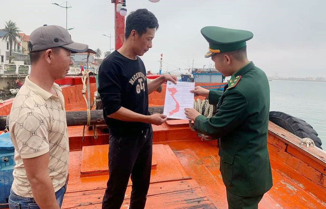Đồng hành cùng ngư dân vươn khơi.