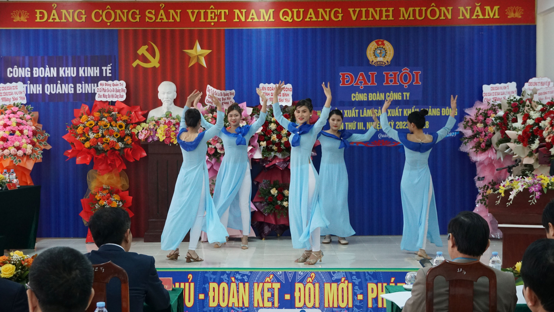 Một tiết mục văn nghệ tại đại hội.