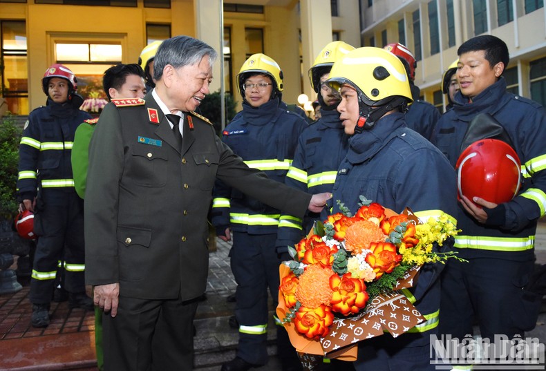 Đại tướng Tô Lâm, Bộ trưởng Công an, thăm hỏi và động viên cán bộ, chiến sĩ Đoàn công tác Bộ Công an đi cứu nạn, cứu hộ tại Thổ Nhĩ Kỳ. Ảnh: Thành Đạt