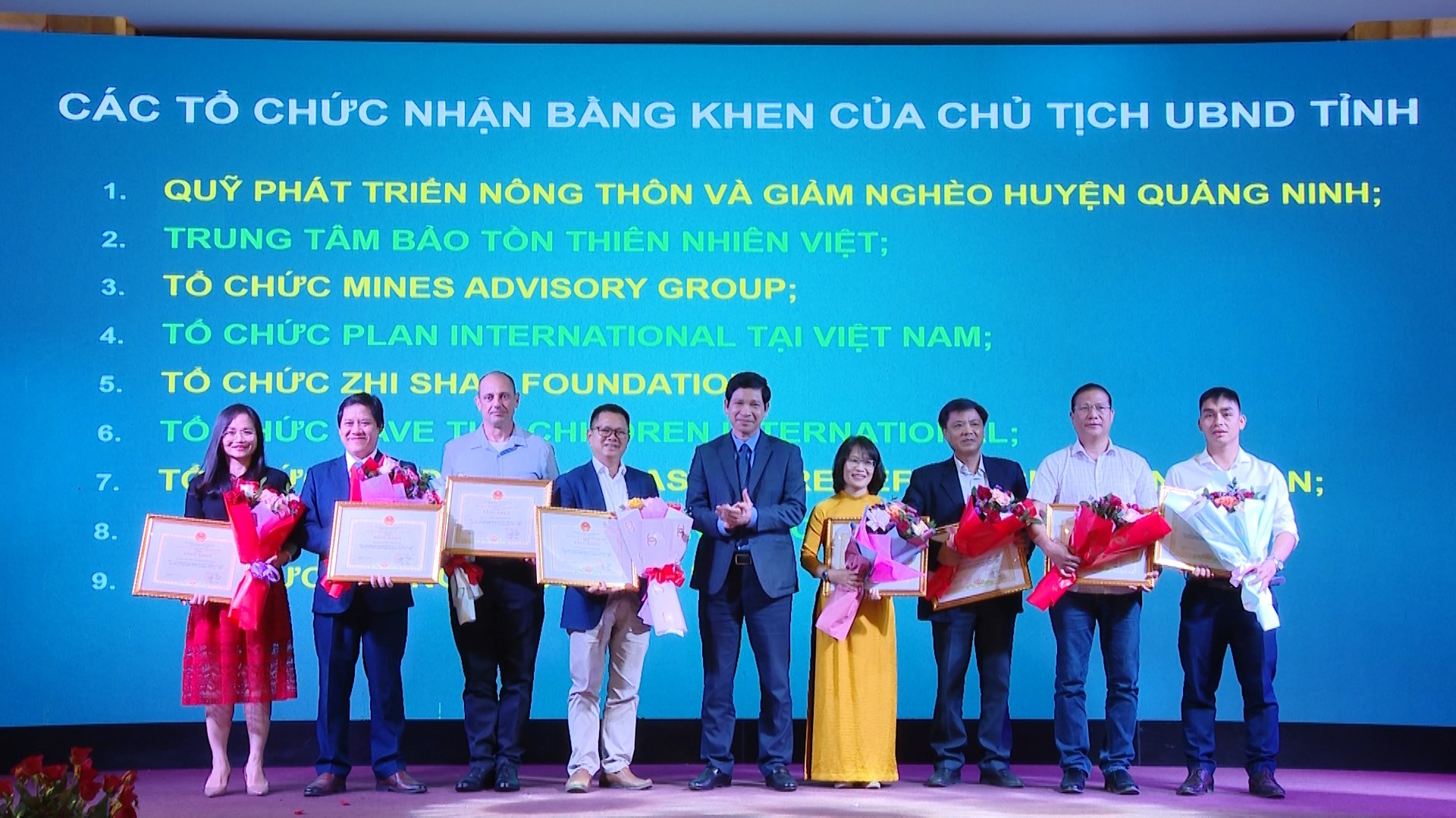 Đồng chí Phó Chủ tịch UBND tỉnh Hồ An Phong trao Bằng khen của Chủ tịch UBND tỉnh 