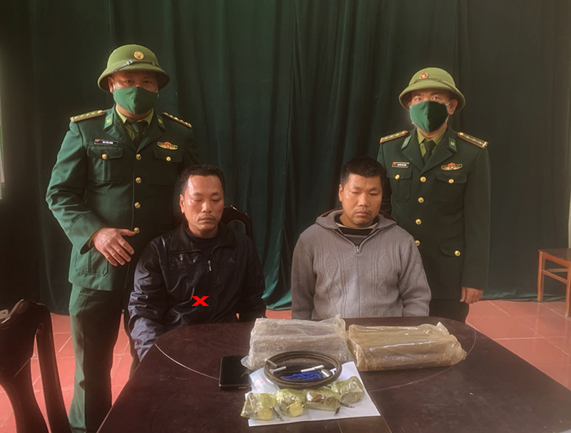 Đối tượng Nguyễn Văn Biên (X) cùng với tang vật vật liệu nổ