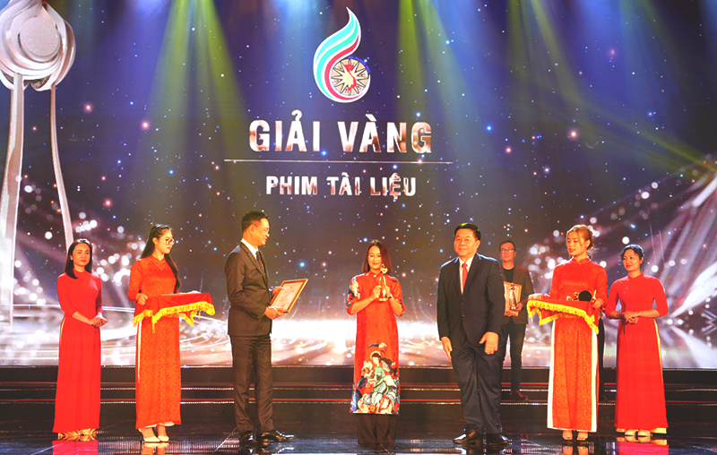 Ban tổ chức trao giải vàng cho phim tài liệu “Sự thực khó thay đổi…”.