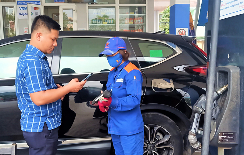Khách hàng lựa chọn hình thức thanh toán không dùng tiền mặt khi mua xăng dầu.