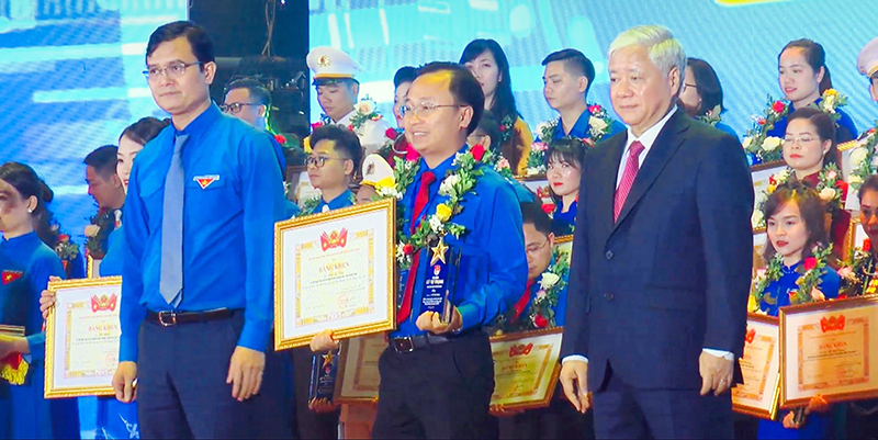 Đồng chí Bí thư Trung ương Đảng, Chủ tịch Ủy ban Trung ương MTTQ Việt Nam Đỗ Văn Chiến và Bí thư thứ nhất Trung ương Đoàn Bùi Quang Huy trao bằng khen cho Bí thư Huyện đoàn Quảng Ninh Ngô Lê Duy.
