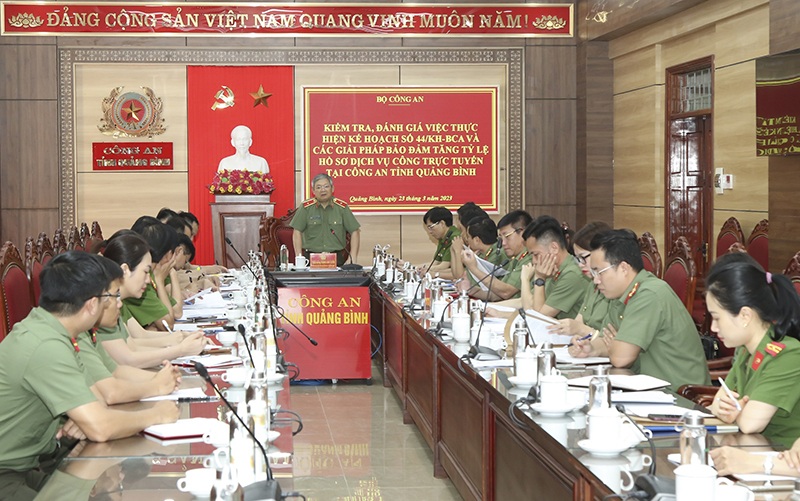 Đoàn công tác Bộ Công an kiểm tra công tác dịch vụ công trực tuyến tại Công an tỉnh.