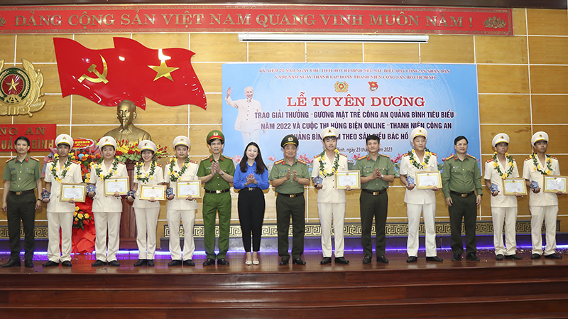 9 gương mặt gương mặt trẻ Công an Quảng Bình tiêu biểu năm 2022 được vinh danh trong chương trình.