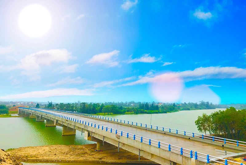 Công trình cầu sông Dinh, thuộc gói thầu XL-04, do nhà thầu liên danh Công ty CP Tập đoàn Đạt Phương thi công hoàn thành vượt tiến độ.