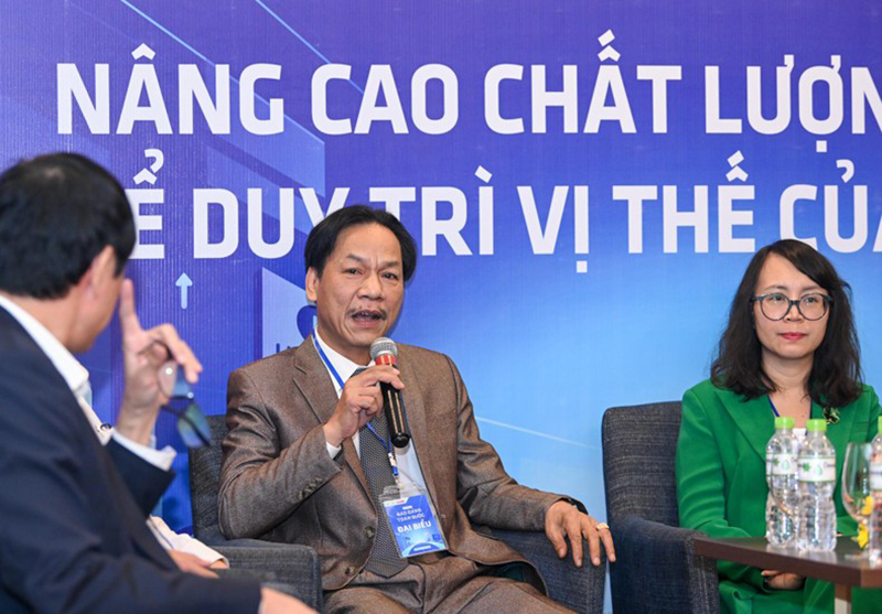 Nhà báo Minh Toản giao lưu với đồng nghiệp tại hội thảo báo Đảng toàn quốc (TP. Đà Nẵng).