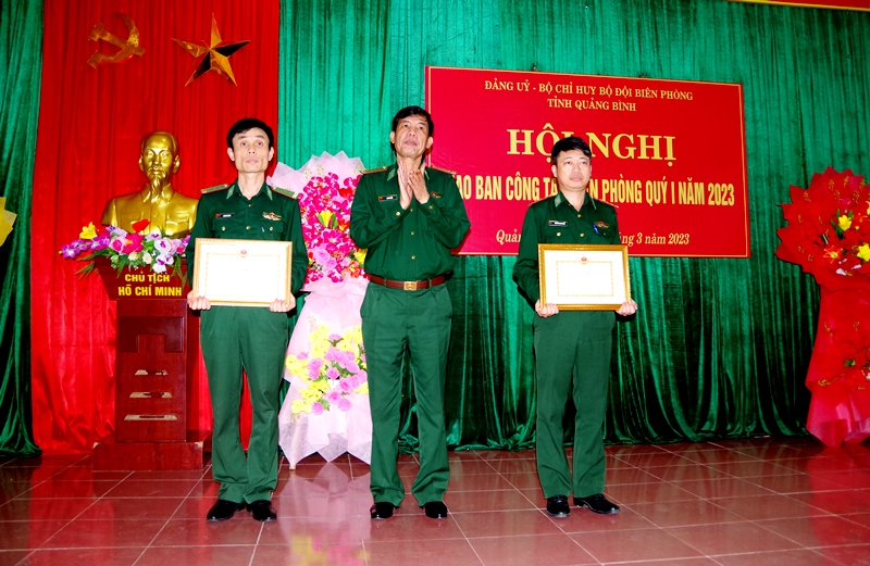 Đại tá Lê Văn Tiến, Bí thư Đảng ủy, Chính ủy BĐBP tỉnh trao bằng khen của Chủ nhiệm tổng cục chính trị và Chánh thanh tra Bộ Quốc phòng cho tập thể, cá nhân có thành tích xuất sắc trong công tác tuyên truyền miệng trong tình hình mới và thi đua ngành Thanh tra quốc phòng năm 2022