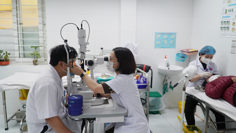 Bệnh nhân nhanh chóng được các y bác sĩ khám chữa bệnh.