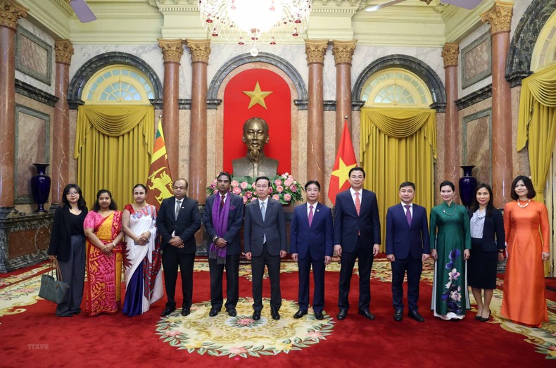 Chủ tịch nước Võ Văn Thưởng và Đại sứ Sri Lanka Sajeewa Umanga Mendis cùng các đại biểu dự lễ trình Quốc thư. (Ảnh: TTXVN)