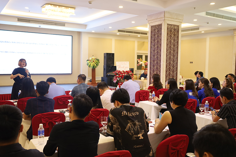 Đại diện nhóm Cất Cánh Creative giới thiệu về dự án.