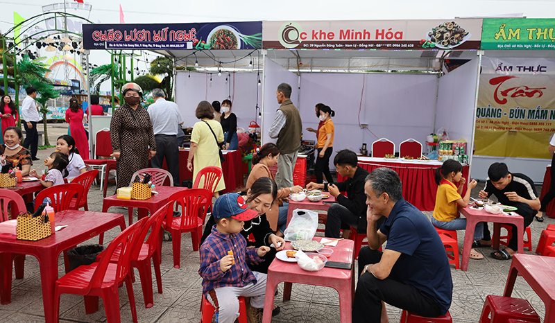 Người dân và du khách tham gia lễ hội ẩm thực “Hương quê”.