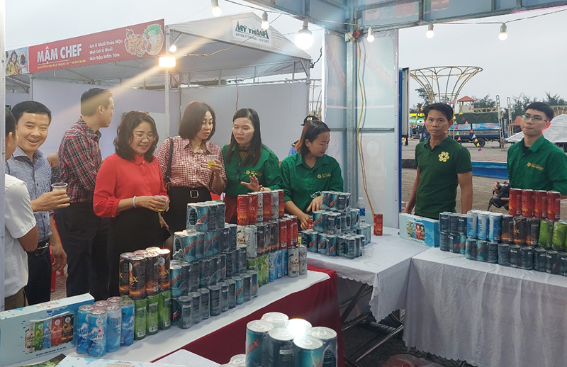 Đại biểu tham quan các gian hàng.