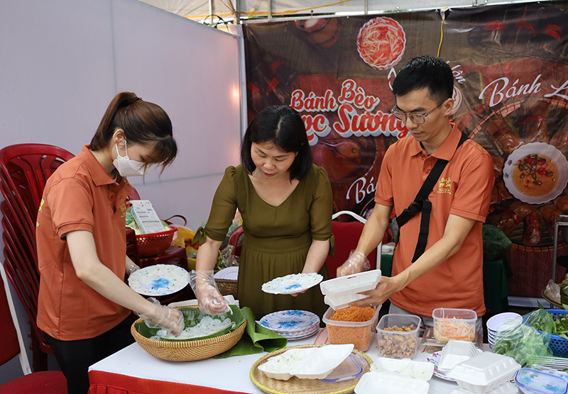 Gian hàng bánh bèo, bánh lọc… phục vụ du khách.