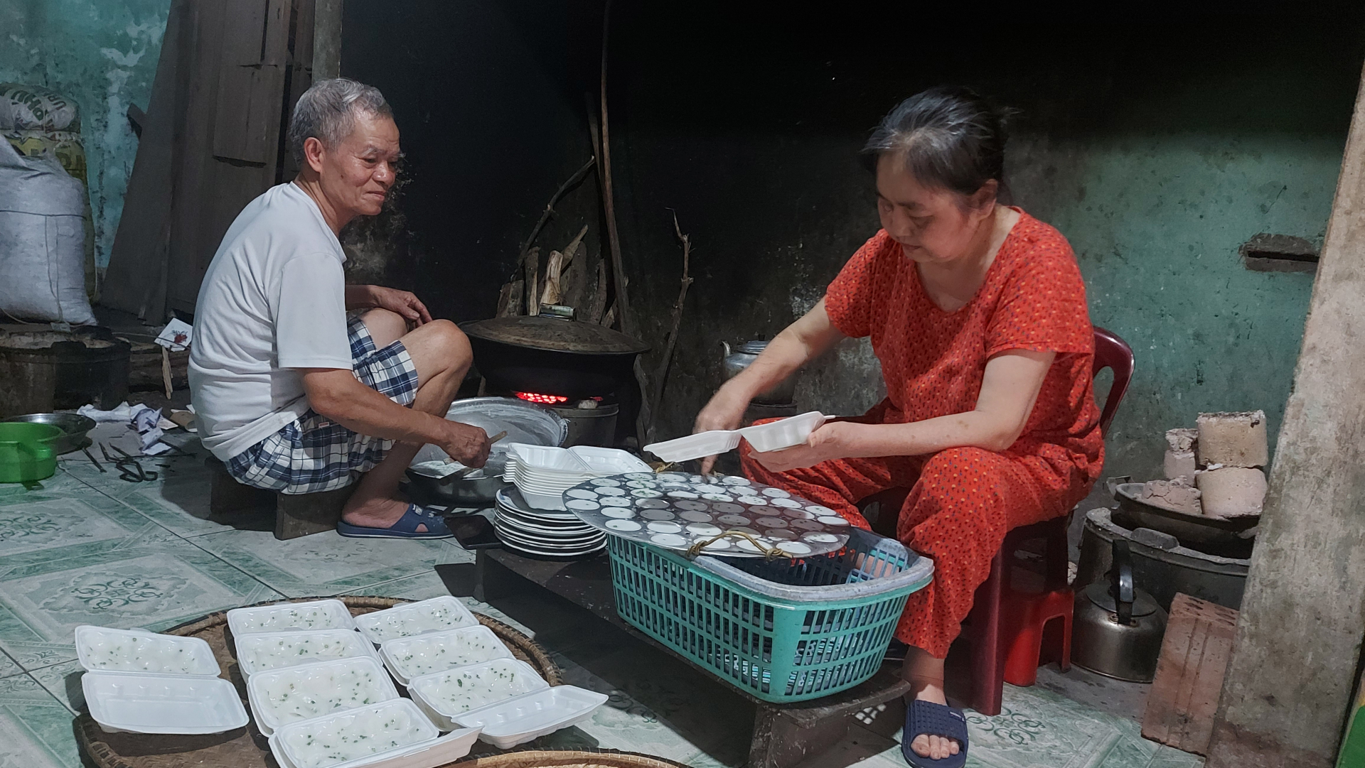 Ông Bình, bà Sương bên gian bếp nhỏ.