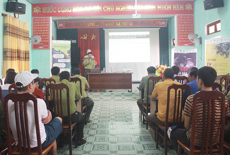Đại biểu dự hoạt động phổ biến và hướng dẫn các quy định pháp luật liên quan đến xâm hại rừng và động vật hoang dã