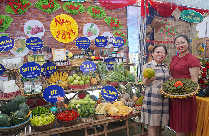 Các gian hàng phiên chợ quê đa đạng sản phẩm, thu hút sự quan tâm của đông đảo người dân.
