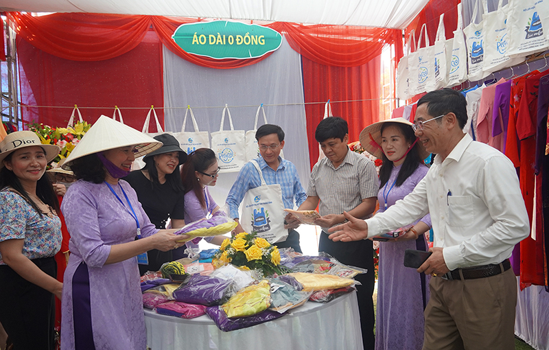 Các đại biểu tham quan gian hàng “Áo dài 0 đồng”.