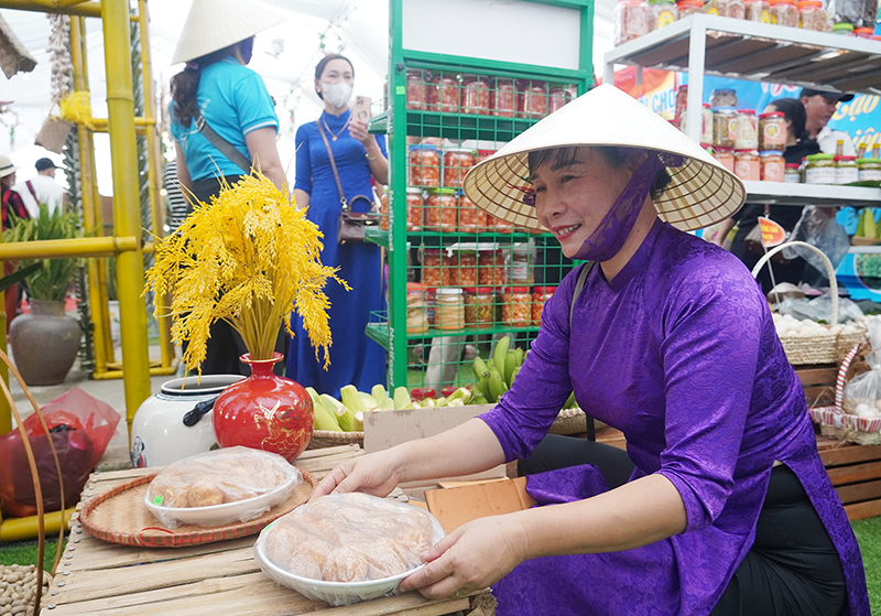 Các gian hàng phiên chợ quê đa đạng sản phẩm, thu hút sự quan tâm của đông đảo người dân.