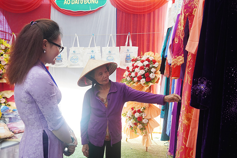Các gian hàng phiên chợ quê đa đạng sản phẩm, thu hút sự quan tâm của đông đảo người dân.