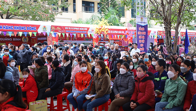 Đông đảo đoàn viên, người lao động tham gia và nhận những phần quà ý nghĩa từ chương trình “Tết sum vầy-Xuân gắn kết” và phiên chợ Công đoàn năm 2023.