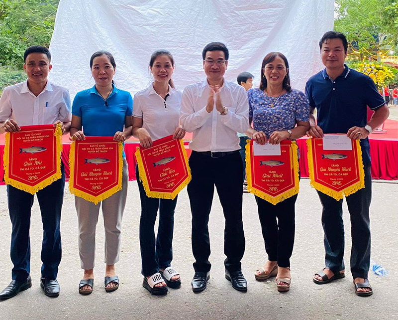 Ban Tổ chức hội thi trao giải cho các đội thi.