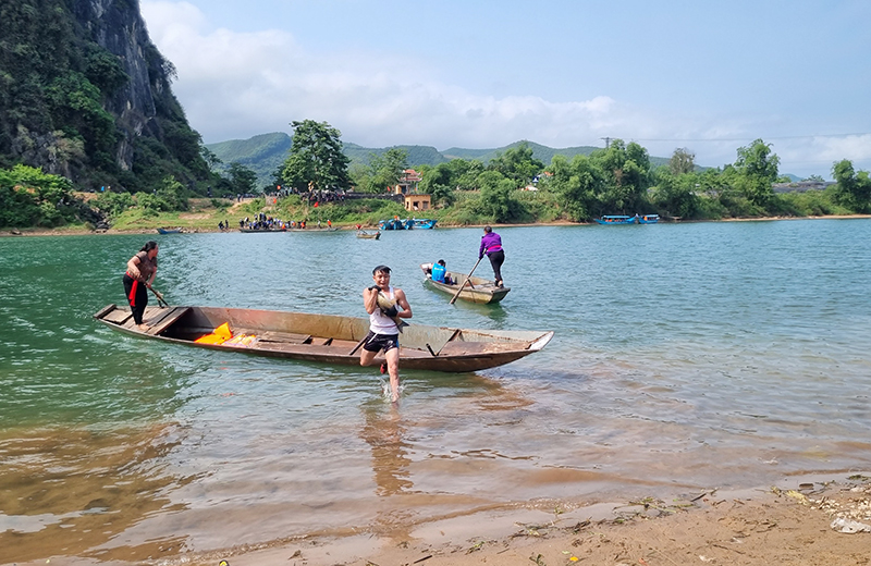 Các đội thi bắt cá nhanh.