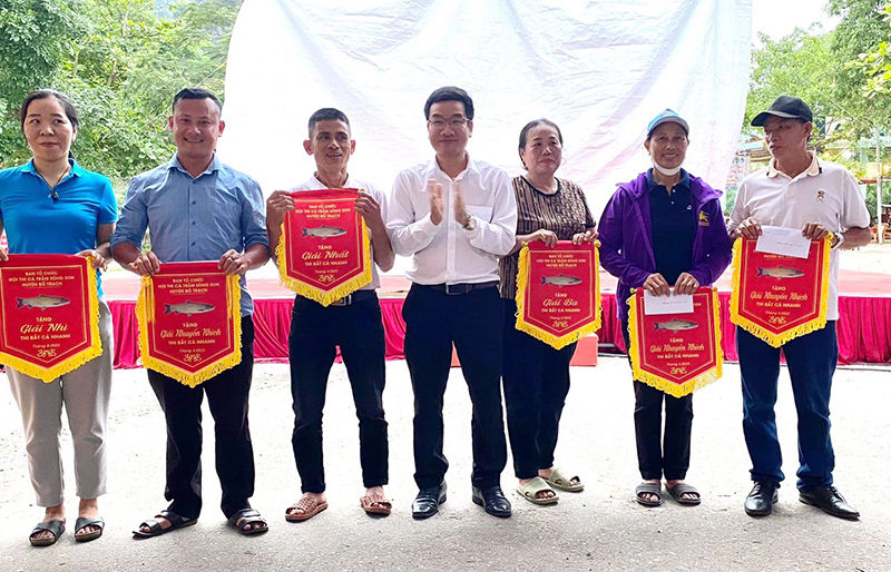 Ban Tổ chức hội thi trao giải cho các đội thi.