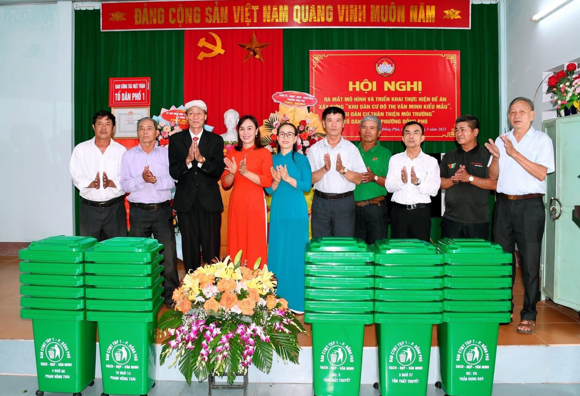 Ủy ban MTTQVN phường Đồng Phú (TP. Đồng Hới) tổ chức ra mắt mô hình khu dân cư đô thị văn minh kiểu mẫu và trao hiện vật thực hiện mô hình “Thùng rác tự quản hộ gia đình”.