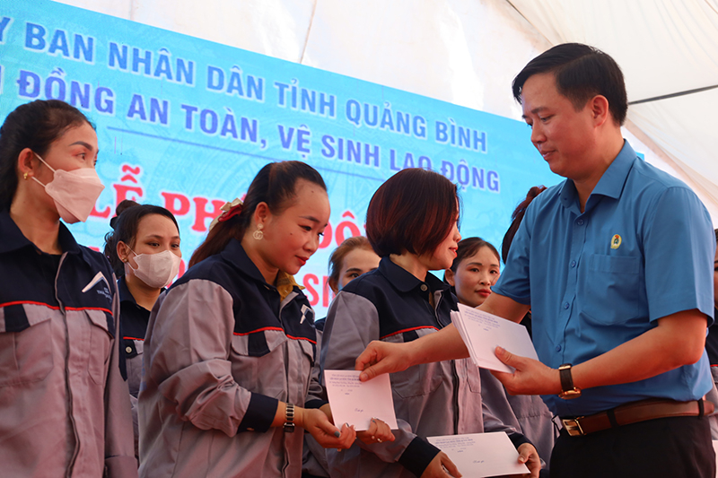Liên đoàn Lao động tỉnh trao các suất quà cho 20 người lao động có hoàn cảnh khó khăn trên địa bàn.