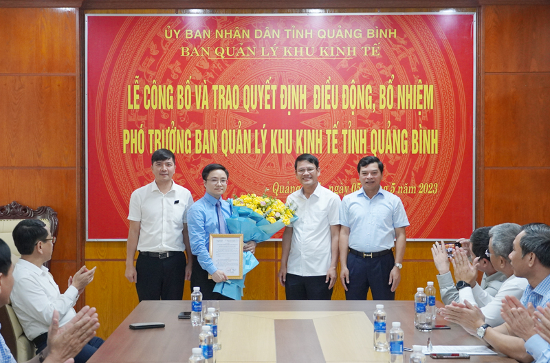 Lãnh đạo Ban Quản lý Khu kinh tế tỉnh tặng hoa chúc mừng đồng chí Hoàng Đăng Anh