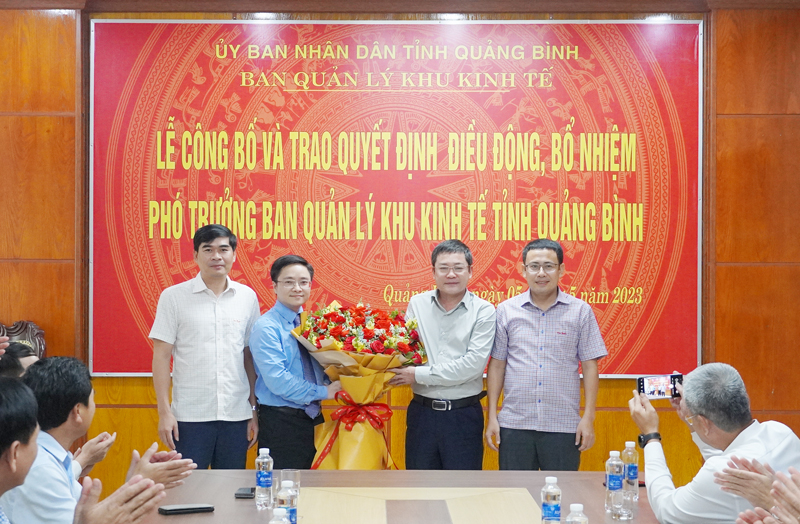 Lãnh đạo Sở Kế hoạch và Đầu tư tặng hoa chúc mừng đồng chí Hoàng Đăng Anh.