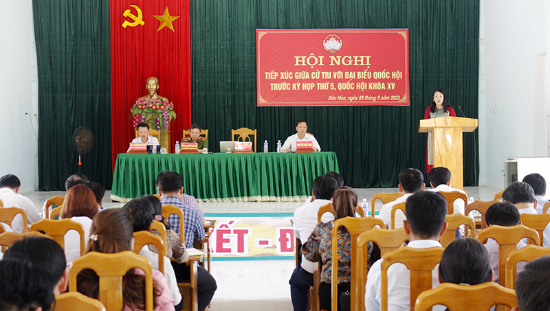 Đại diện đại biểu Quốc hội thông báo về chương trình kỳ họp Quốc hội sắp tới.