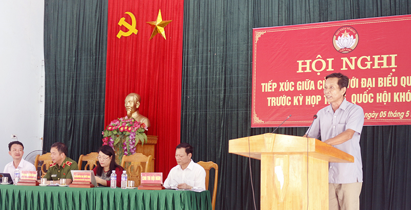 Cử tri huyện Minh Hóa nêu ý kiến tại buổi tiếp xúc.