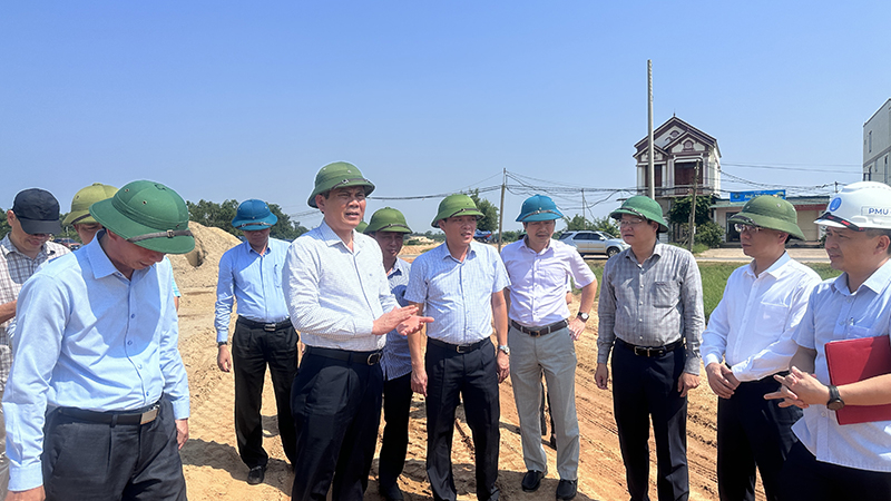 Đồng chí Chủ tịch UBND tỉnh lưu ý đơn vị thi công cần chủ động phối hợp với chính quyền địa phương và các sở, ngành liên quan đẩy nhanh tiến độ thực hiện công trình.