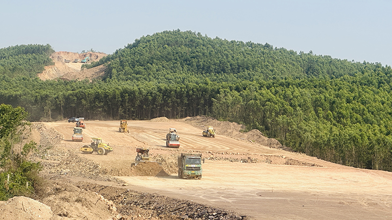 Các đơn vị đẩy nhanh tiến độ thi công công trình đường bộ cao tốc Bắc - Nam.