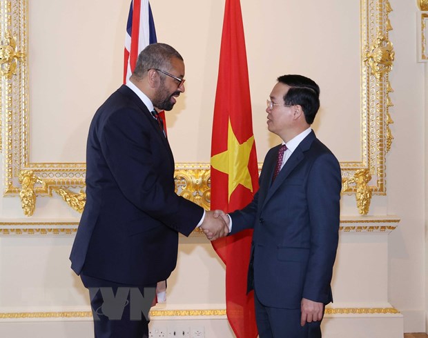 Chủ tịch nước Võ Văn Thưởng gặp Bộ trưởng Ngoại giao Anh James Cleverly. (Ảnh: Thống Nhất/TTXVN)