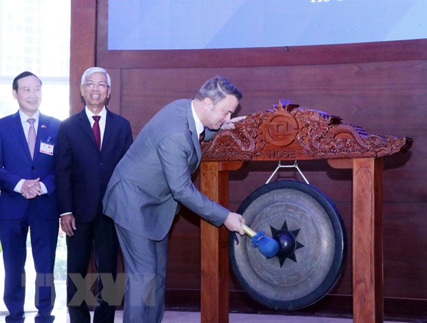 Ông Xavier Bettel, Thủ tướng Đại Công quốc Lucxembourg đánh cồng mở phiên giao dịch trong ngày 5/5 tại Sở Giao dịch Chứng khoán Thành phố Hồ Chí Minh. (Ảnh: Xuân Khu/TTXVN)