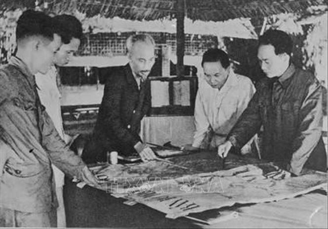 Ngày 6/12/1953, Bộ Chính trị tổ chức cuộc họp để nghe Tổng Quân ủy báo cáo và duyệt lần cuối kế hoạch tác chiến Đông - Xuân 1953 - 1954, đồng thời quyết định mở Chiến dịch Điện Biên phủ với quyết tâm tiêu diệt bằng được tập đoàn cứ điểm này. Ảnh: Tư liệu TTXVN
