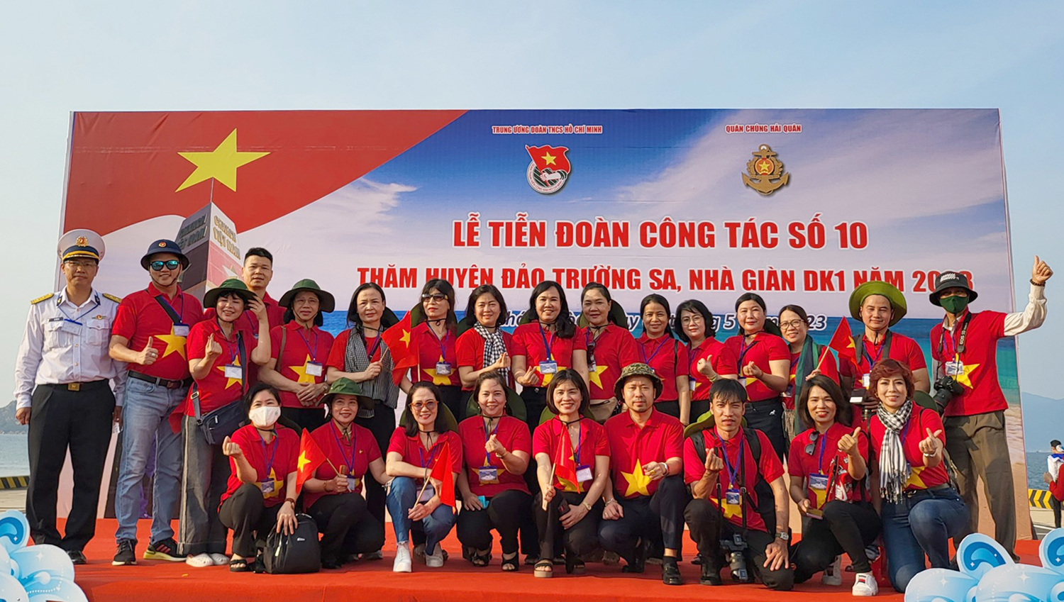  Các đại biểu chụp ảnh lưu niệm trước giờ xuất phát