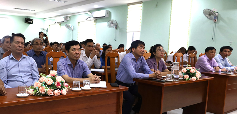 Đại diện lãnh đạo một số sở, ngành, thành phố và cử tri dự hội nghị.