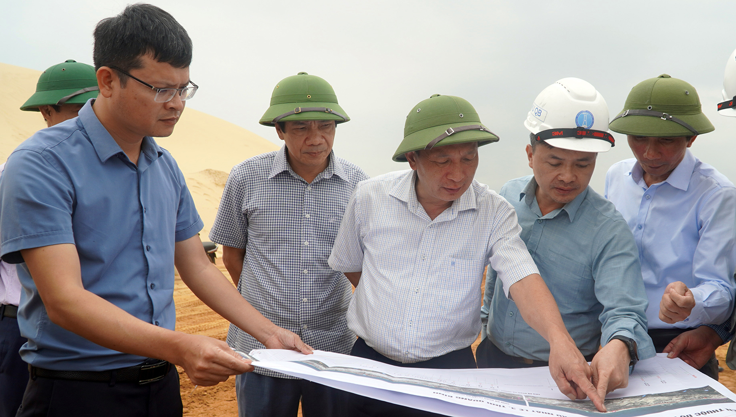 Các đồng chí Phó Bí thư Tỉnh ủy, Chủ tịch HĐND tỉnh Trần Hải Châu Phó Chủ tịch Thường trực HĐND tỉnh Nguyễn Công Huấn kiểm tra tiến độ dự án tại địa bàn huyện Bố Trạch